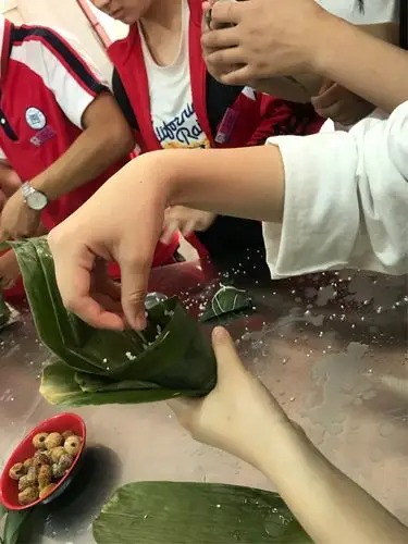 传统节日端午节临沂市技师学院外省市学生包粽子活动