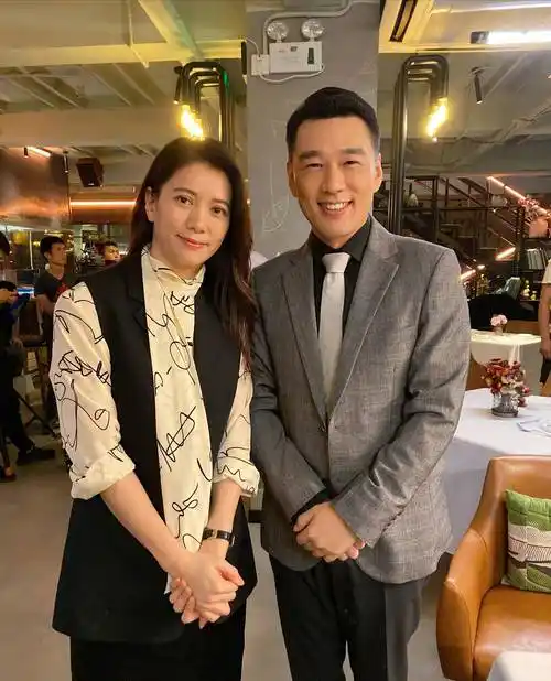 袁咏仪太自信,和老公参加派对,素颜和美女拍照气质更惊艳