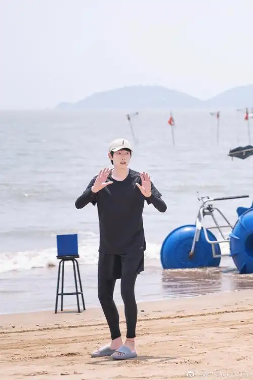 魏大勋超话9615#魏大勋做家务的男人#海边运动,沙滩排球默契比拼