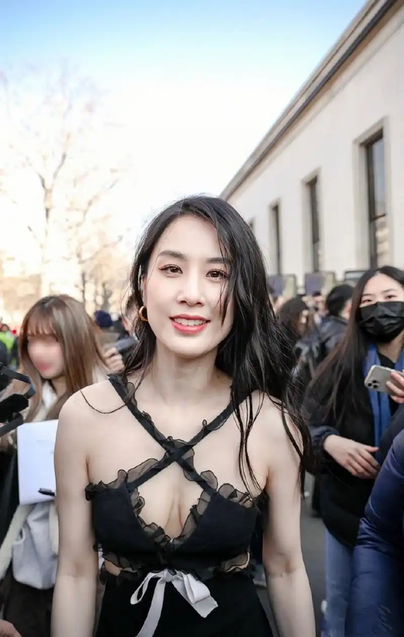 黄圣依巴黎街头这组生图,真实拍出了她颜值的底线!