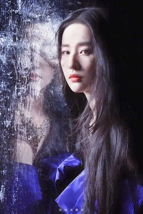 刘亦菲/时尚芭莎.
