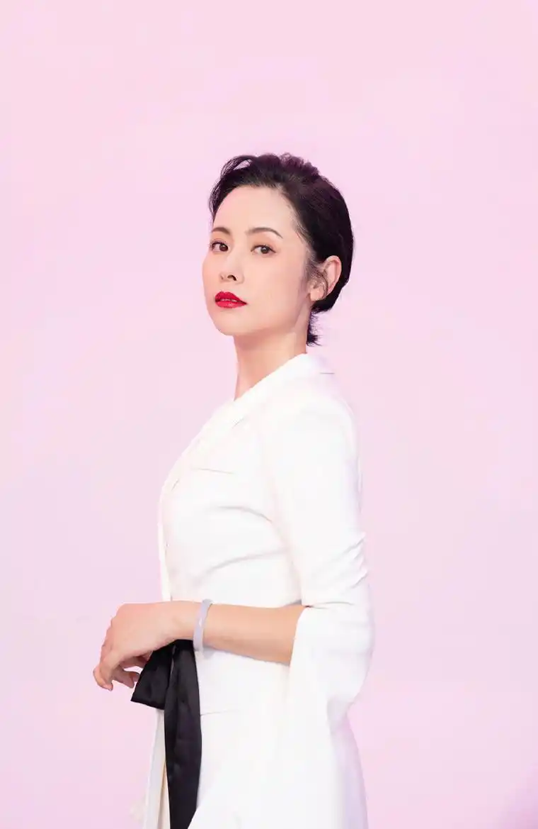 p>杨明娜,1976年9月27日出生于中国上海,影视女演员,1998年毕业于 a