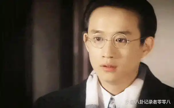 佩戴金丝眼镜的徐志摩,给观众带来了一种耳目一新的感受,而当时黄磊的
