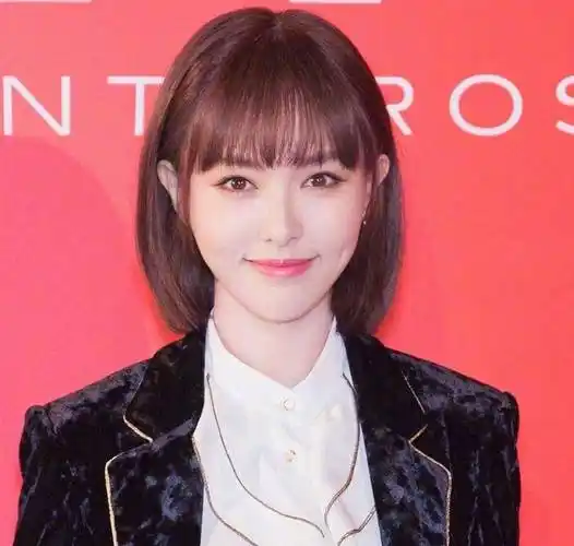 原创女明星又扎堆剪短发许佳琪的一刀切倪妮的复古卷美得太撩人