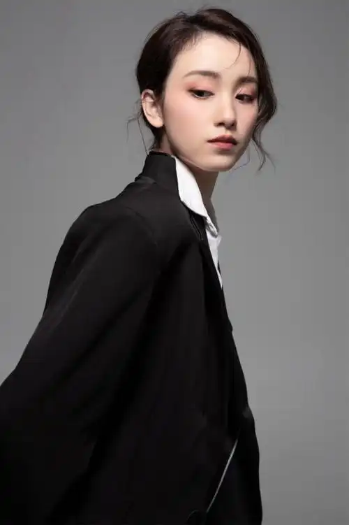 祝福中国正能量95后新生代艺人张令仪生日快乐,未来可期的仙女|演员