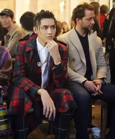 小鲜肉吴亦凡两边剃扎高马尾,男明星图片,发型图片