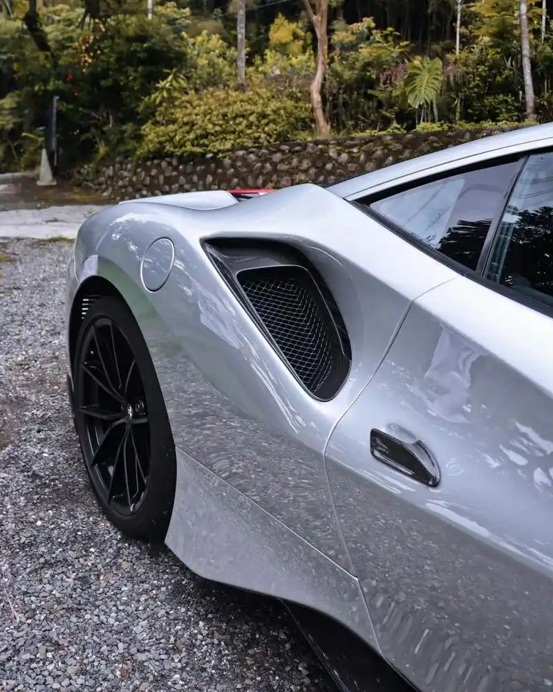 银白色法拉利488pista