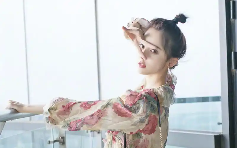 古力娜扎夏日穿搭清新写真高清电脑壁纸