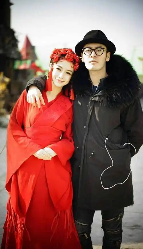 黄晓明掐点为媳妇庆生,baby穿卡通衣抱鲜花,闭眼许愿开心到飞起_杨颖