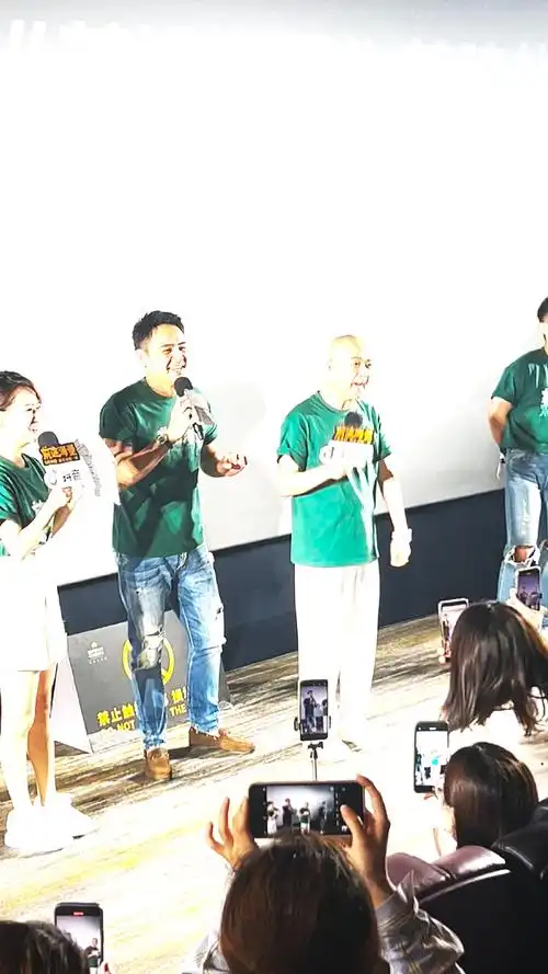 明道亲了包贝尔一口