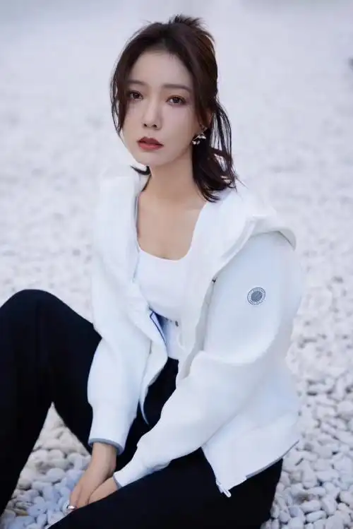 波司登轻装上阵##重新定义轻薄羽绒服##路人拍的王珞丹##路人镜头下