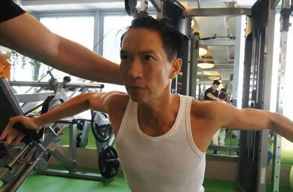 电影激战中张家辉的肌肉仅仅练了9个月时间,普通人可以做到吗?_网易订