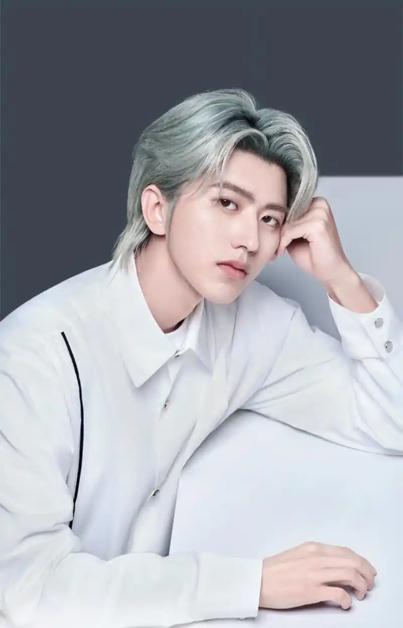 蔡徐坤黑发和白发,你更喜欢哪个造型?[疑问]