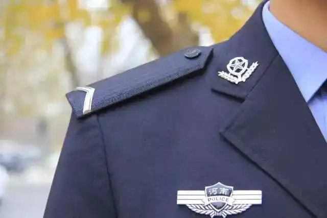 警服规范 快来看看吧 常服 着常服时,佩戴硬质肩章,警号,胸徽;内着内