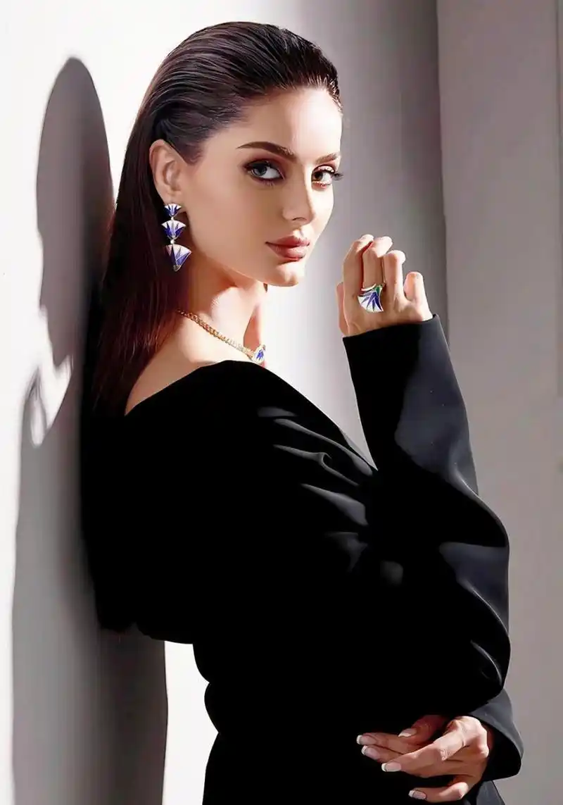 mahlagha jaberi 的美貌和魅力不仅吸引了时尚界,还吸引了广大粉撕屯