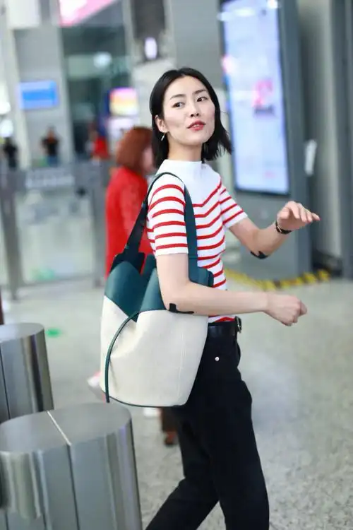 刘雯齐肩短发搭配红色条纹衫清新又甜美酒窝要把人醉倒了