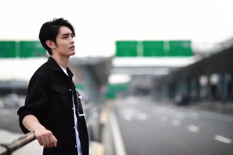 照片中曹佑宁身穿黑色休闲套装内搭纯白t恤,清爽简约,干净自然.