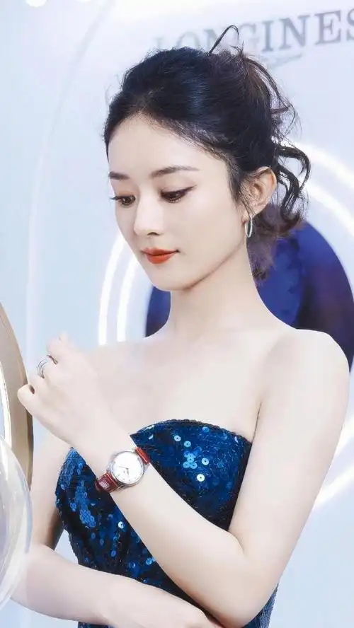 赵丽颖华丽蓝色星钻人鱼裙展现窒息魅力,完美身材引发狂热追捧!