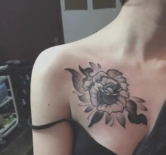 女生锁骨边上的黑白玫瑰纹身图案