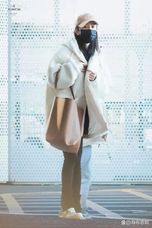 杨幂最近机场穿搭|羊羔毛外套看着好暖和
