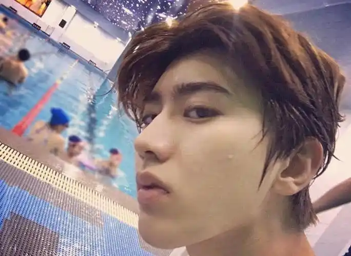 当蔡徐坤不再化浓妆,素颜照曝光让网友炸锅,帅到无以加复