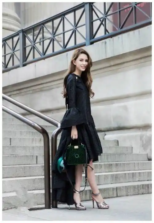 原创昆凌二胎后愈发性感165cm身高穿出凹凸感一个转身我看直了眼