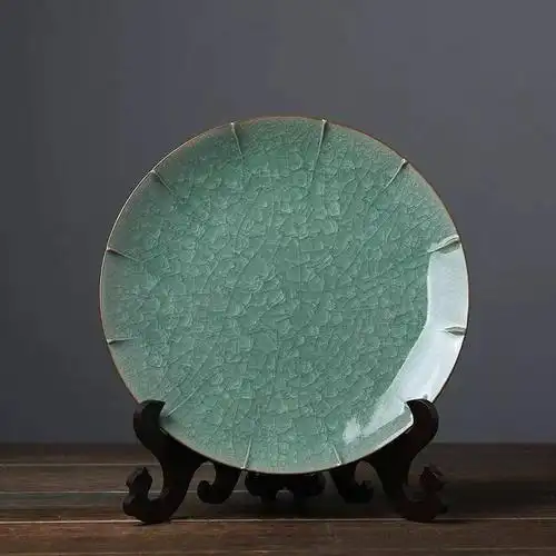 哥窑根据釉面纹片的不同形态,人们号以不同的名称:冰裂纹,蟹爪纹,牛毛