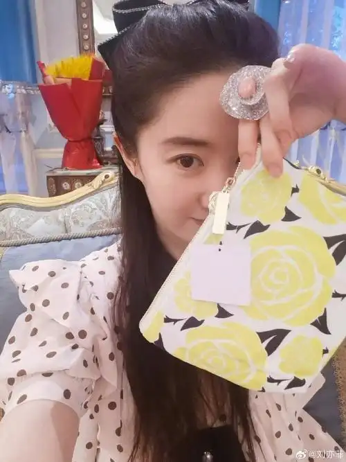 刘亦菲喝了黄玫瑰拿铁##玫瑰的故事最吸引林一的是刘亦菲