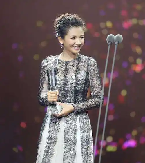 刘涛低调斩获最佳女主角奖,领奖台上她从容自信,获奖感言成金句