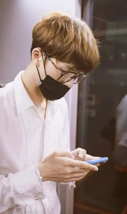 朱正廷凌晨落地上海机场 顺毛眼镜贝贝发自拍贴心报平安