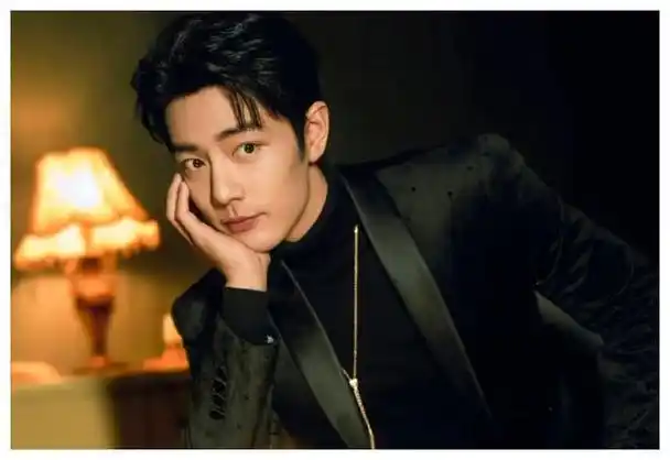 小道消息告诉小编,年轻演员肖战的《玉骨遥》评级直逼s级,官媒都称永