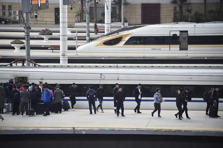 4月9日,乘坐高铁列车的旅客在天津站上下车.