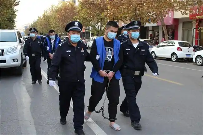 林州警方押解10名犯罪嫌疑人公开指认现场