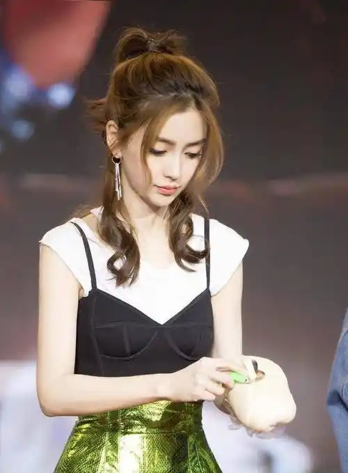 angelababy越来越靓,黑色吊带配包臀裙少女感扑面而来,洋气减龄_的设