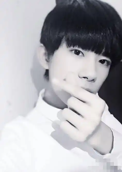 tfboys组合比心过春节,王源精灵古怪,千玺高冷帅气,王俊凯惊吓_姿势