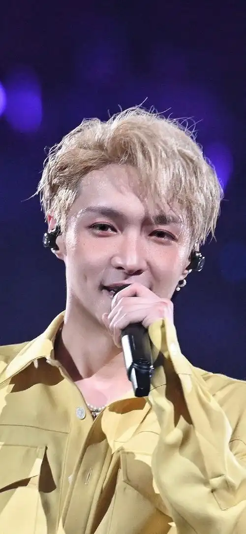 张艺兴挑眉wink#super idol 的笑容,就属82最甜,各位走过路过的