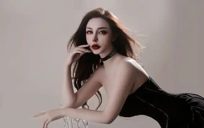 女演员王一霏晒写真:肌肤白皙,身材丰满曼妙,很迷人