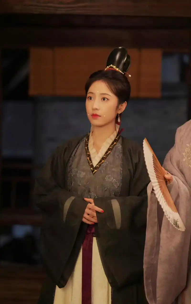 周雨彤的古装造型和她清丽脱俗的气质特融合