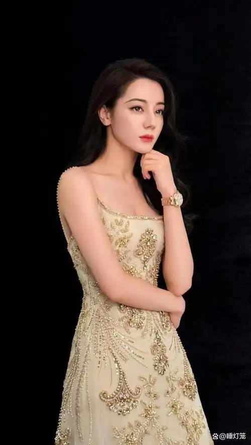 "人间尤物"迪丽热巴,身材黄金腰臀比,堪称娱乐圈第一女神