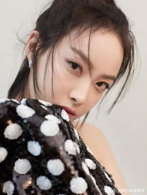 宋茜宫廷蓬袖波点裙,搭配高马尾性感帅气,经典黑白搭配强势摩登