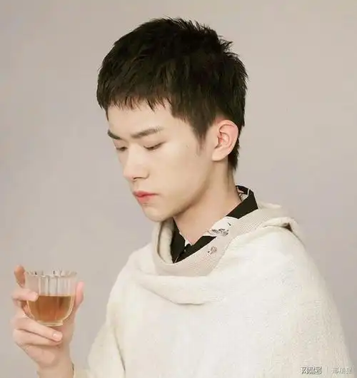 "之前被嫌丑"的易烊千玺,如今锅盖头造型帅到炸