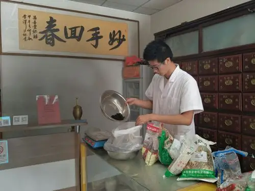 药师对着处方认真核实抓药