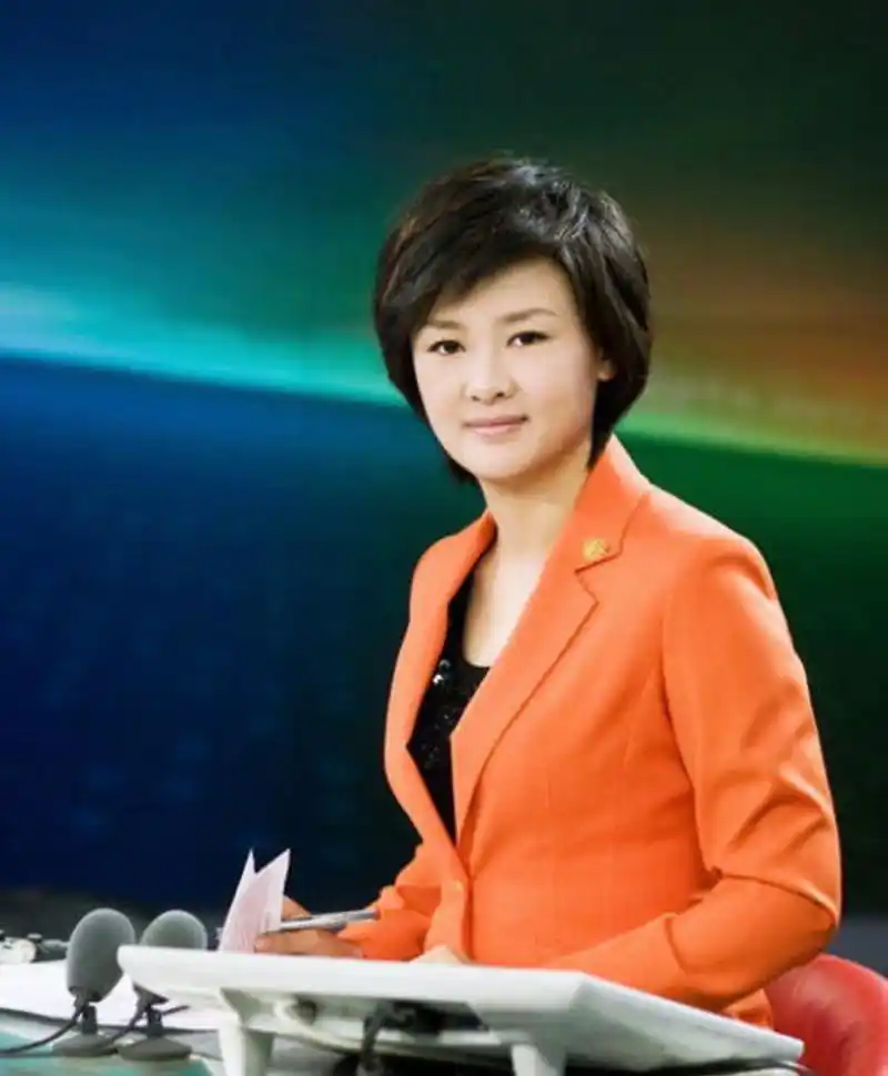 突发!前央视主持人李小萌受伤,钢条穿透脚掌,眼角受伤疑遭家暴