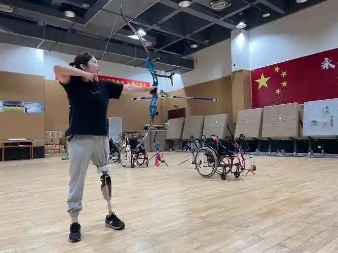 叶金燕穿戴第一代智能灵巧假腿进行训练