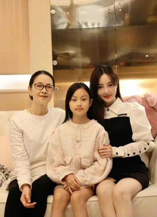 李小璐和贾乃亮10岁女儿模样大变!大眼睛和尖下巴惊艳全场