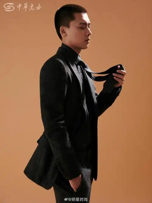 李易峰 登上《中华儿女》杂志封面,寸头配上绅士风的穿搭