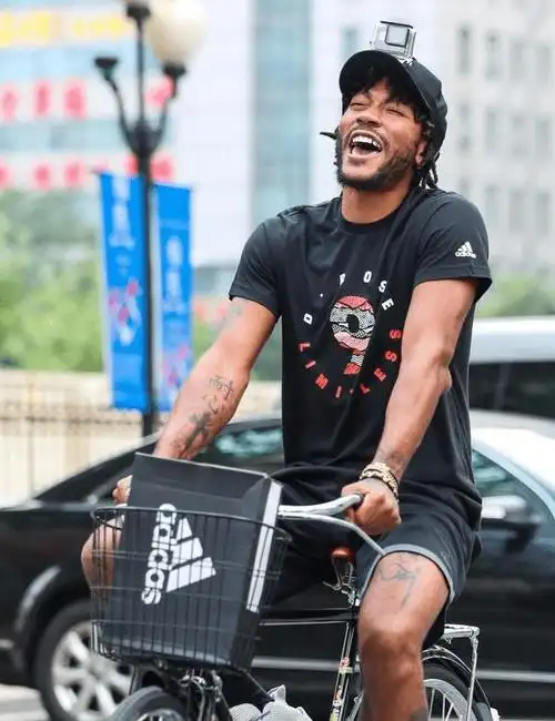 一个包租公,谈不上什么包养只能说是有钱人终成眷属寸头留故乡,脏辫战