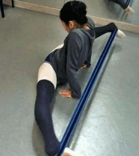 女星练一字马蔡依林霸气章子怡尴尬张蓝心让成龙感到开心