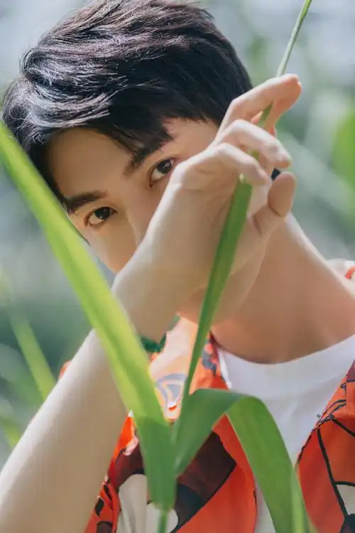 于朦胧超话骄阳炎夏,温柔清朗;捕捉一只田野间的灵动少年@于朦胧#邻家