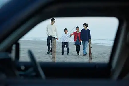 一家四口海边散步图片素材